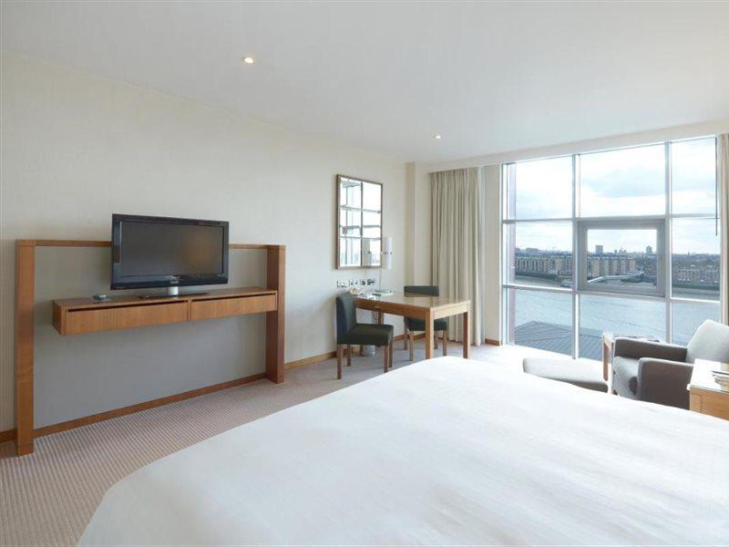 โรงแรมคานารี ริเวอร์ไซด์ พลาซ่า ลอนดอน ภายนอก รูปภาพ A room at the Hilton London Heathrow