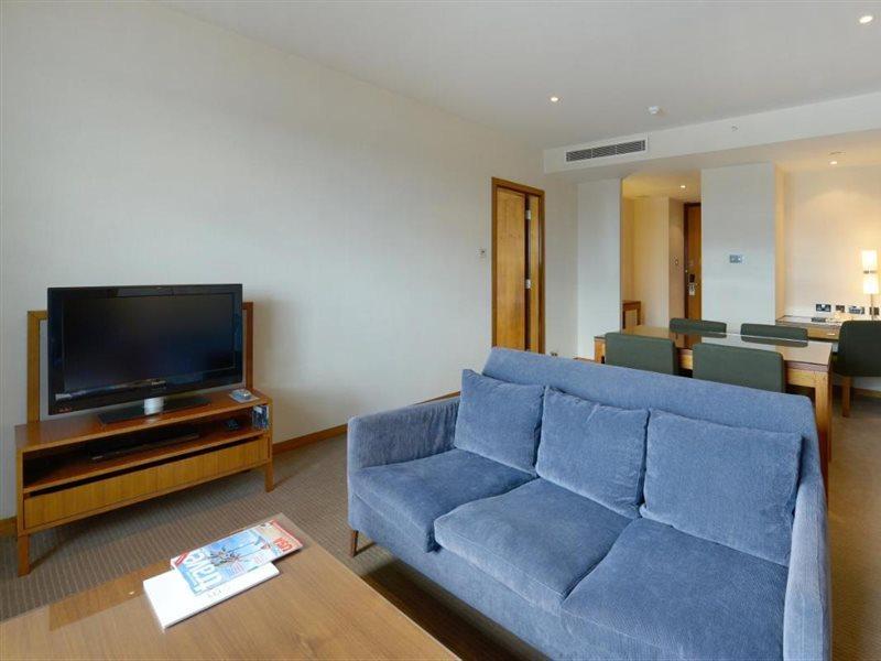 โรงแรมคานารี ริเวอร์ไซด์ พลาซ่า ลอนดอน ภายนอก รูปภาพ A living room in a serviced apartment