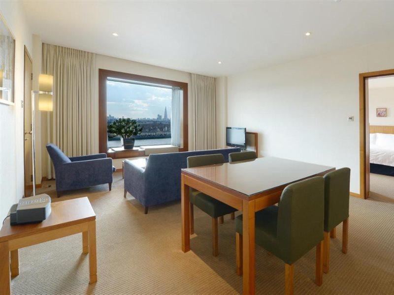 โรงแรมคานารี ริเวอร์ไซด์ พลาซ่า ลอนดอน ภายนอก รูปภาพ A suite at the Hilton London Heathrow