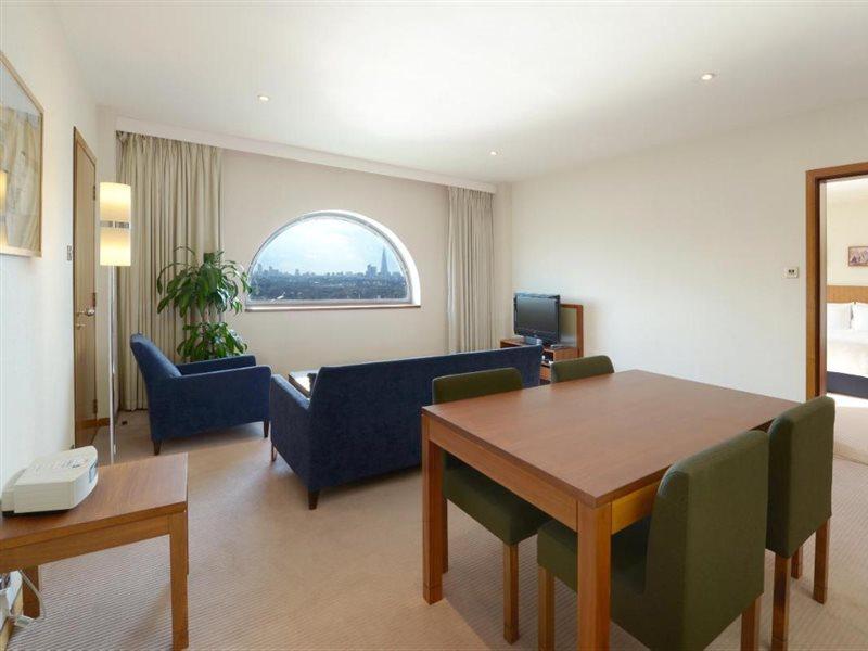 โรงแรมคานารี ริเวอร์ไซด์ พลาซ่า ลอนดอน ภายนอก รูปภาพ A typical apartment