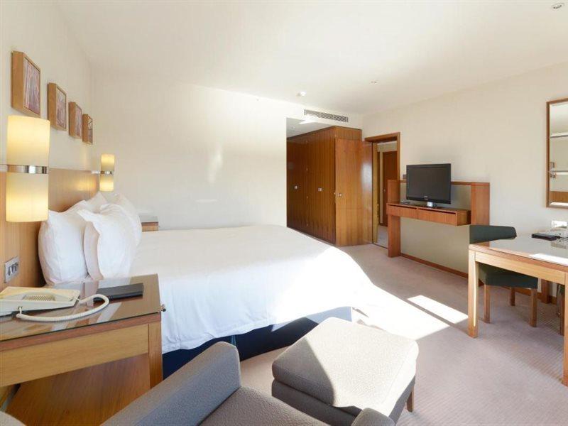 โรงแรมคานารี ริเวอร์ไซด์ พลาซ่า ลอนดอน ภายนอก รูปภาพ A room at the hotel