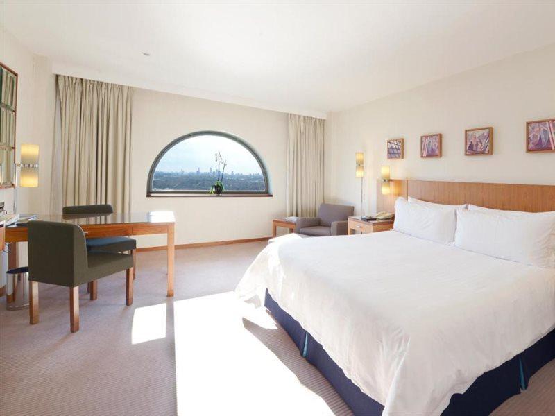 โรงแรมคานารี ริเวอร์ไซด์ พลาซ่า ลอนดอน ภายนอก รูปภาพ A room at the hotel