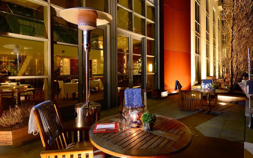 โรงแรมคานารี ริเวอร์ไซด์ พลาซ่า ลอนดอน ภายนอก รูปภาพ Patio at the Four Seasons Hotel