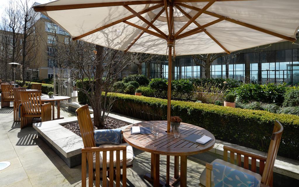 โรงแรมคานารี ริเวอร์ไซด์ พลาซ่า ลอนดอน ภายนอก รูปภาพ The garden at the hotel