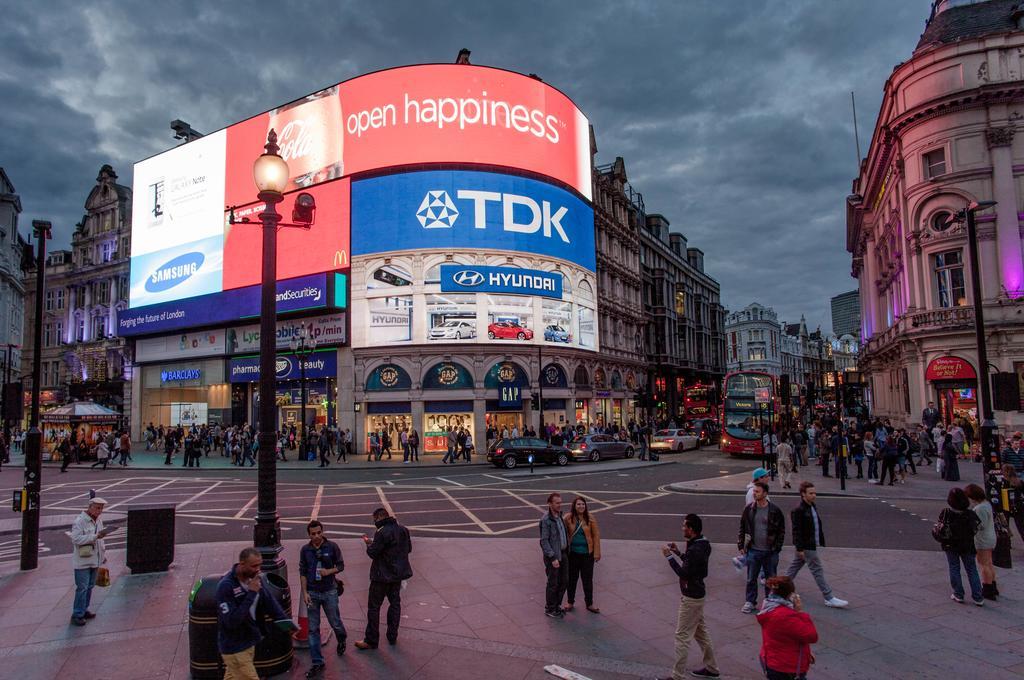 โรงแรมคานารี ริเวอร์ไซด์ พลาซ่า ลอนดอน ภายนอก รูปภาพ Piccadilly Circus
