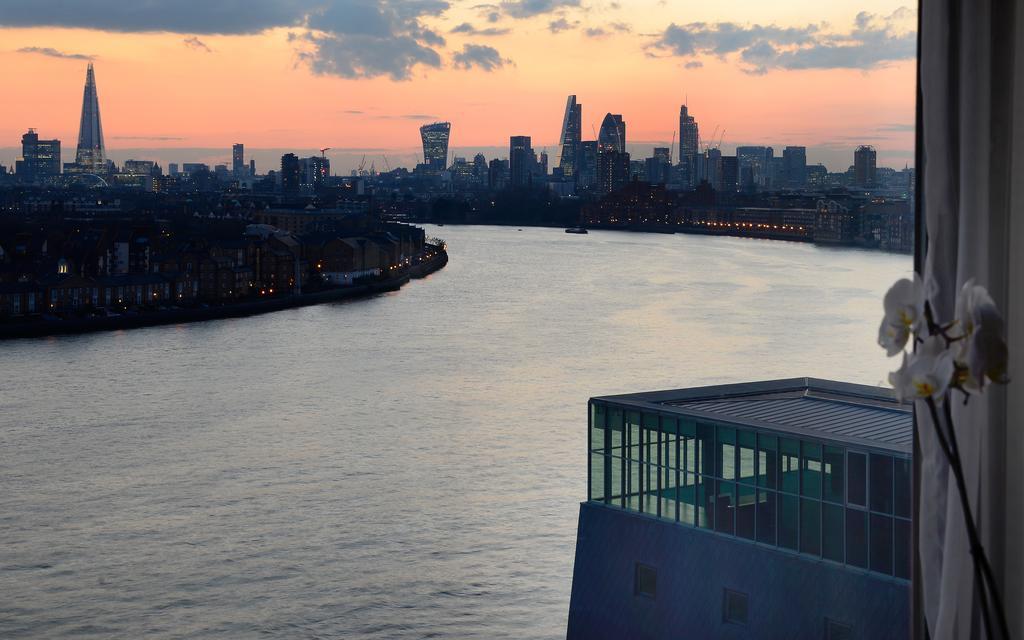 โรงแรมคานารี ริเวอร์ไซด์ พลาซ่า ลอนดอน ภายนอก รูปภาพ View of the East River from a residential building in Long Island City