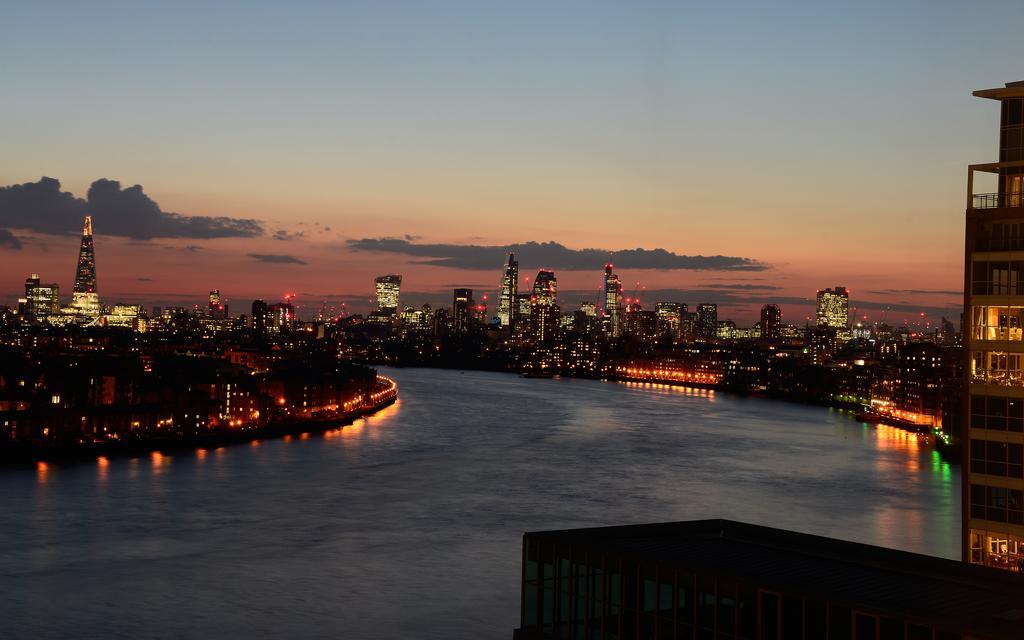 โรงแรมคานารี ริเวอร์ไซด์ พลาซ่า ลอนดอน ภายนอก รูปภาพ View of the East River from the East River Promenade