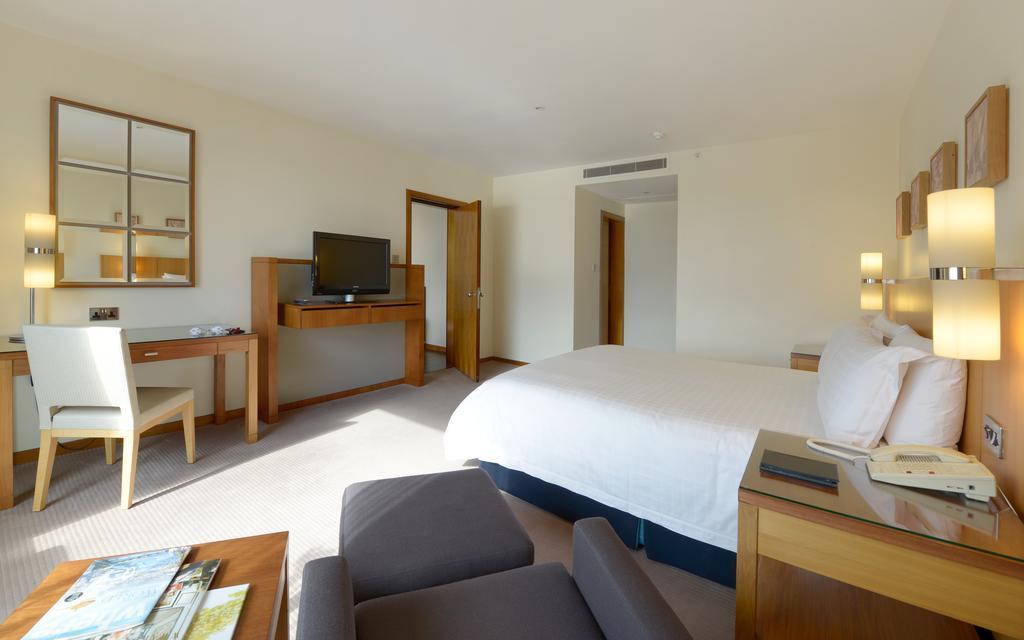 โรงแรมคานารี ริเวอร์ไซด์ พลาซ่า ลอนดอน ภายนอก รูปภาพ A room at the hotel