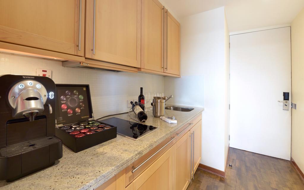โรงแรมคานารี ริเวอร์ไซด์ พลาซ่า ลอนดอน ภายนอก รูปภาพ A typical kitchen in a student apartment