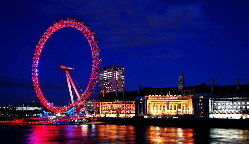 โรงแรมคานารี ริเวอร์ไซด์ พลาซ่า ลอนดอน ภายนอก รูปภาพ The London Eye at night