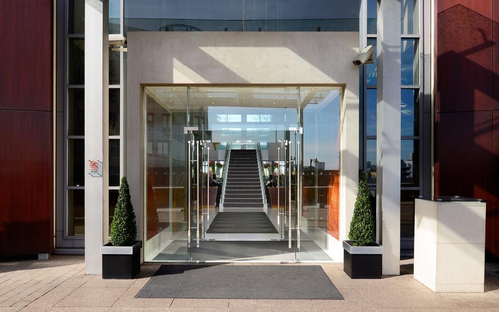 โรงแรมคานารี ริเวอร์ไซด์ พลาซ่า ลอนดอน ภายนอก รูปภาพ Entrance to the hotel