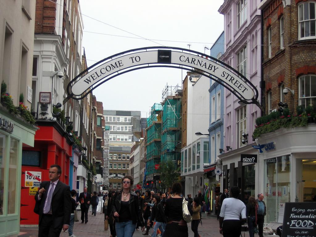 โรงแรมคานารี ริเวอร์ไซด์ พลาซ่า ลอนดอน ภายนอก รูปภาพ The entrance to Carnaby Street