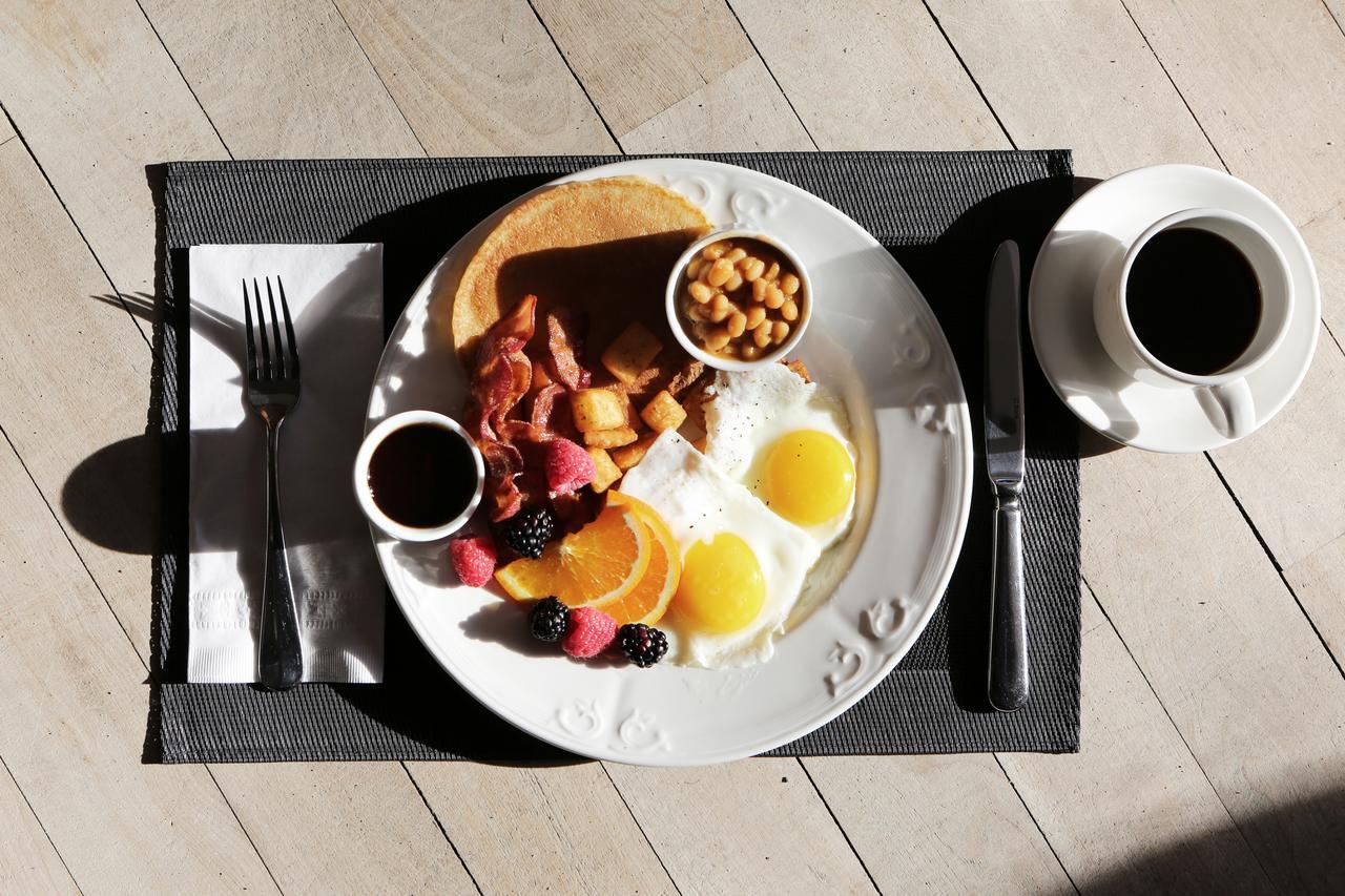 โรงแรมคานารี ริเวอร์ไซด์ พลาซ่า ลอนดอน ภายนอก รูปภาพ A typical American breakfast