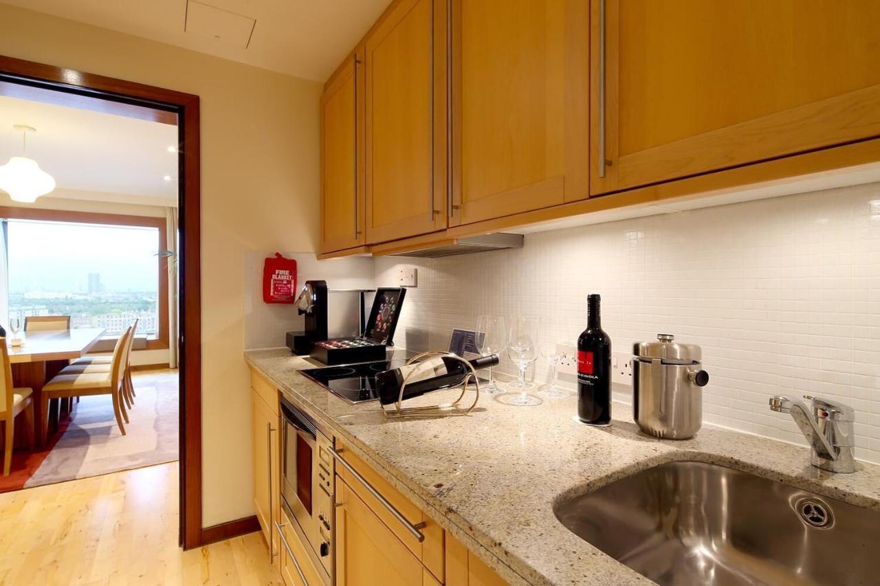 โรงแรมคานารี ริเวอร์ไซด์ พลาซ่า ลอนดอน ภายนอก รูปภาพ A typical kitchen