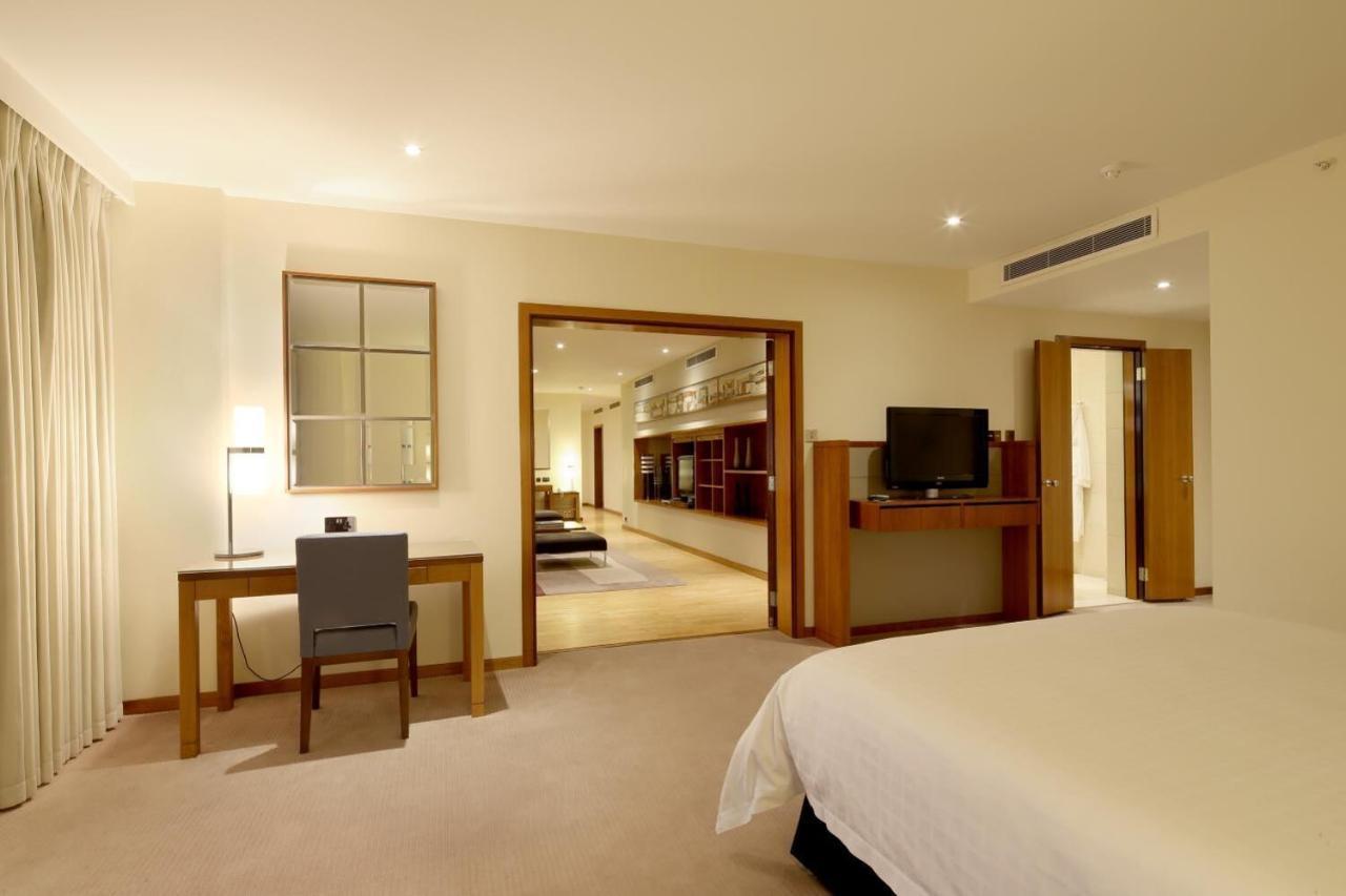 โรงแรมคานารี ริเวอร์ไซด์ พลาซ่า ลอนดอน ภายนอก รูปภาพ A suite at the Conrad Dubai