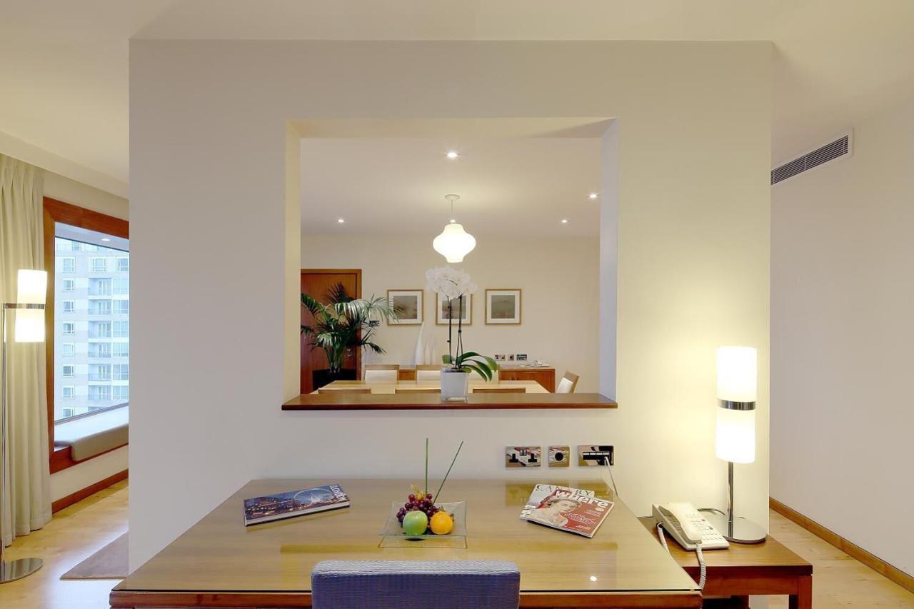 โรงแรมคานารี ริเวอร์ไซด์ พลาซ่า ลอนดอน ภายนอก รูปภาพ A pass-through window in a hotel room